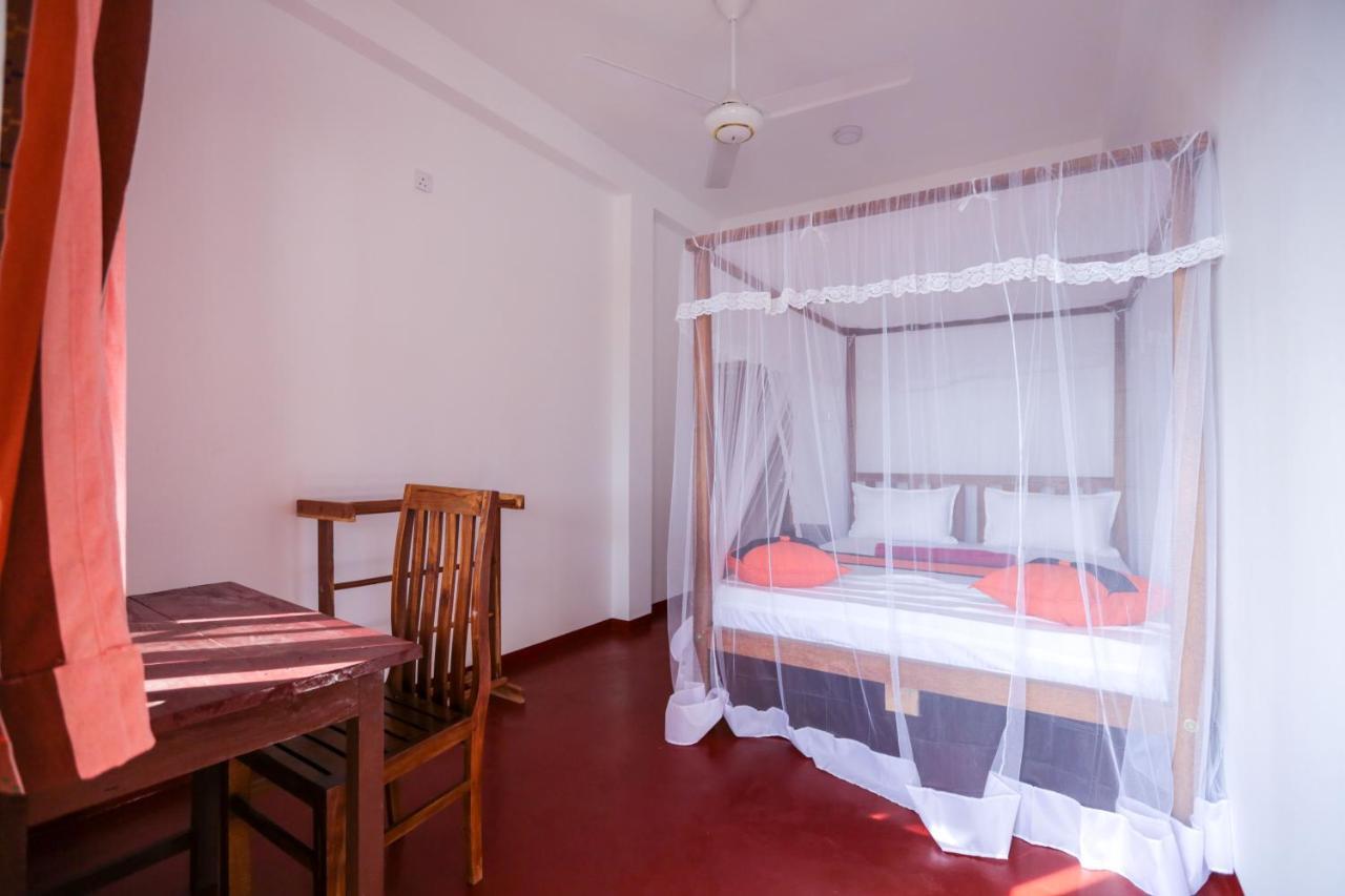 Lazies Midigama Hotel Buitenkant foto
